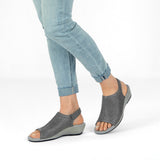 Hazel – Subtle Elegance in Delicate Gray